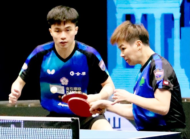 替补席上的 替补席上的